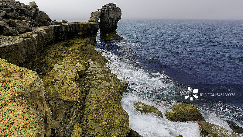 云雾中的布道石图片素材