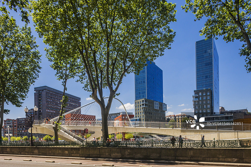 毕尔巴鄂河和祖比祖里人行桥的景色图片素材