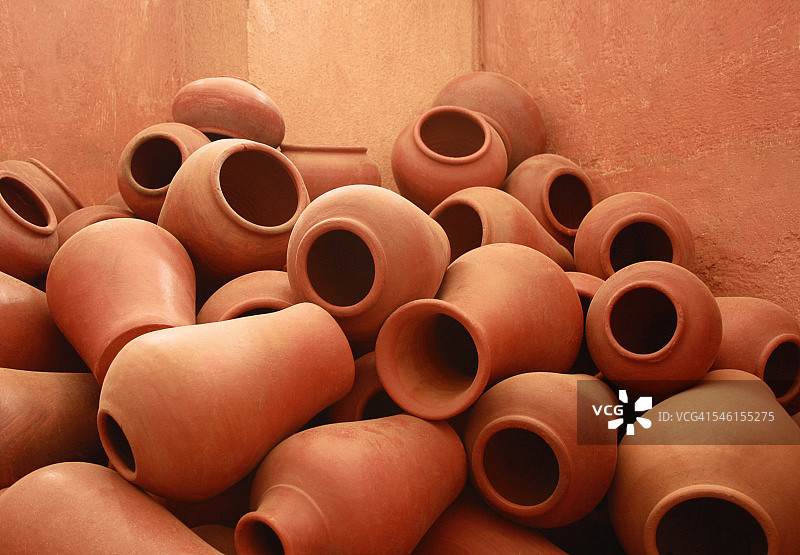 陶器店里堆放的赤陶盆图片素材