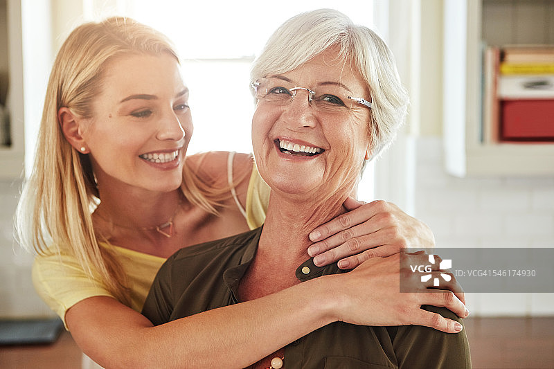 她长大后成了我最好的朋友图片素材