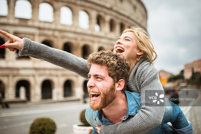 在罗马背着小猪庆祝情人节图片素材