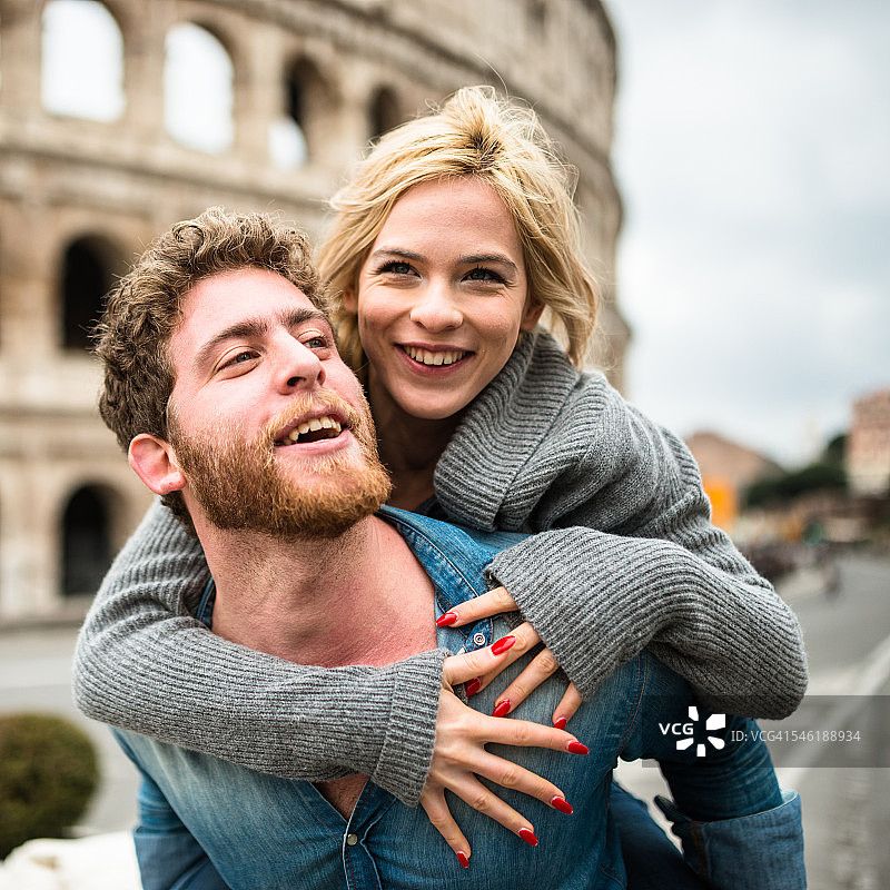 在罗马背着小猪庆祝情人节图片素材