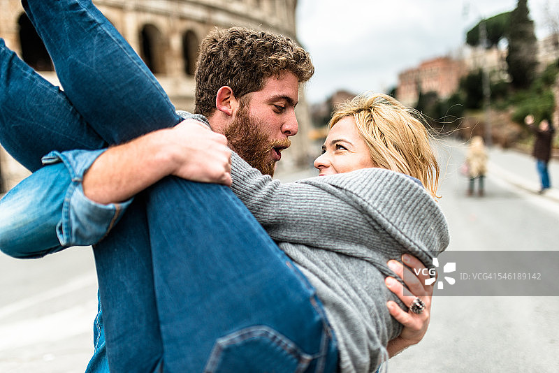 在罗马带着女朋友图片素材