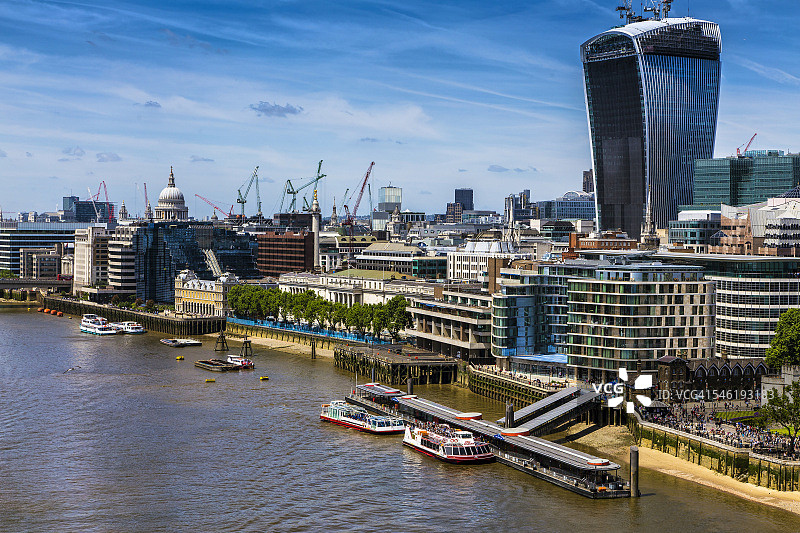 伦敦泰晤士河堤岸图片素材
