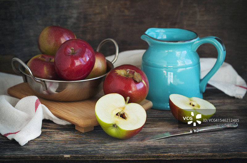 红苹果和绿松石水罐静物图片素材