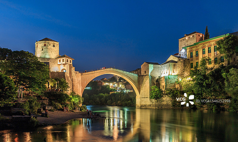 波斯尼亚和黑塞哥维那：内雷特瓦河上的莫斯塔尔老桥图片素材