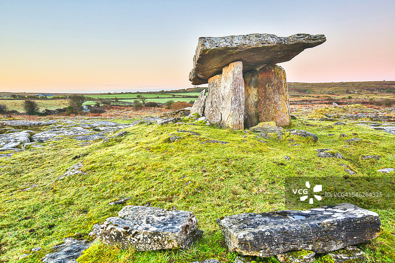 克莱尔郡的波尔纳布龙支石墓图片素材