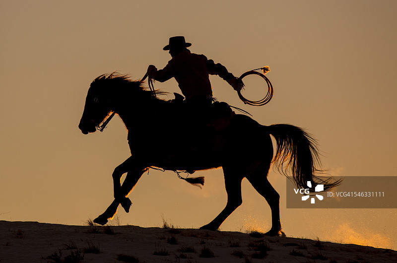 牛仔与马日落剪影图片素材