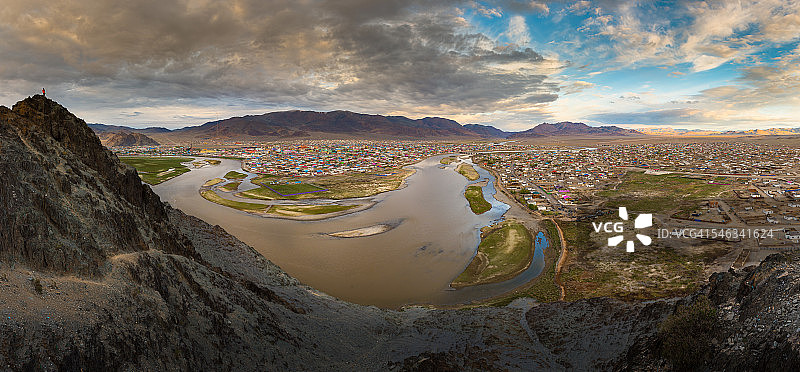 从山上眺望蒙古西部乌列盖市景图片素材