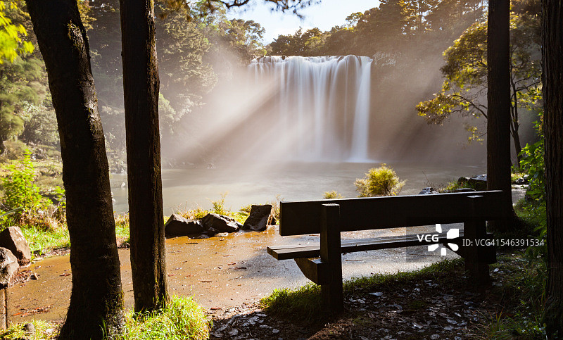 新西兰彩虹瀑布的清晨图片素材