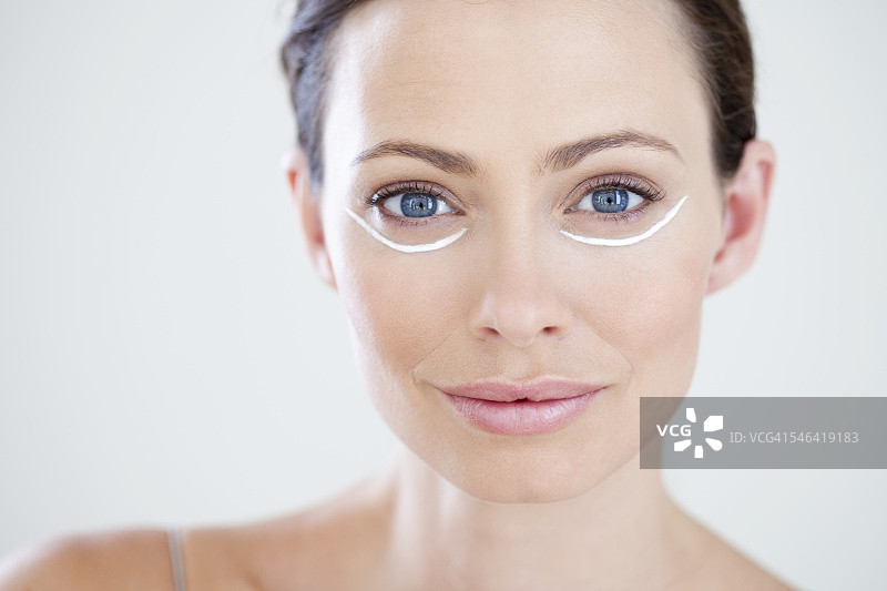 涂抹眼霜的女人图片素材