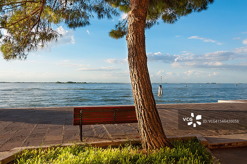 威尼斯泻湖前方的静谧长椅图片素材