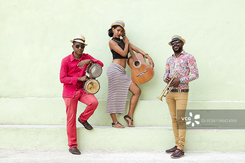 户外演出的古巴乐队图片素材