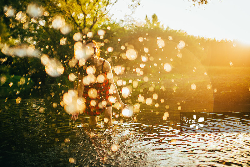 女人在河里玩耍图片素材