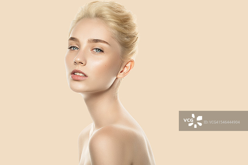 年轻漂亮的女人，专业化妆的影棚照片图片素材