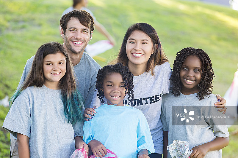 不同种族的家庭帮助清理社区图片素材