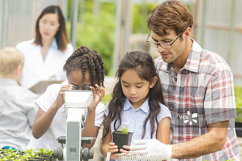 植物学家与小女孩一起进行实地考察图片素材