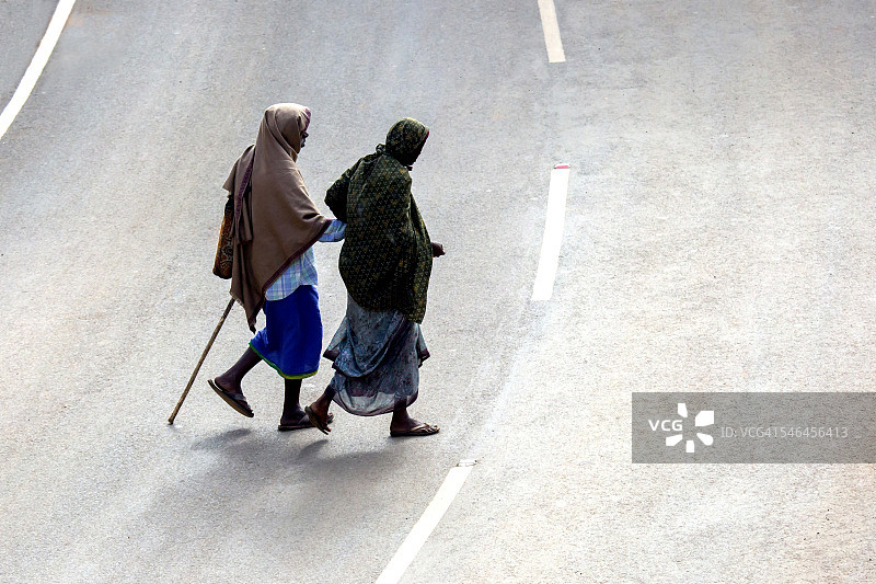 路上的两个乞丐图片素材