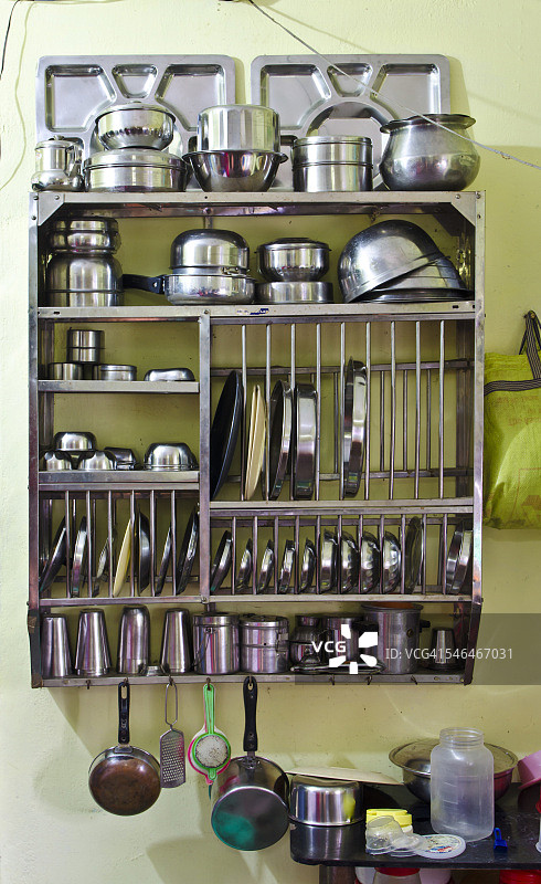 厨房墙壁上的厨具架图片素材