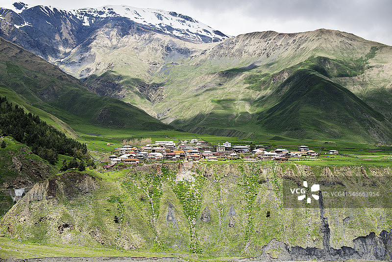 格鲁吉亚高加索山脉村庄景色图片素材
