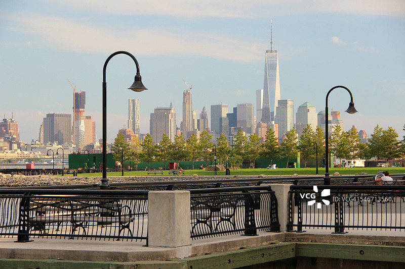 美国新泽西州霍博肯市：从麦克斯韦广场公园看曼哈顿下城天际线图片素材