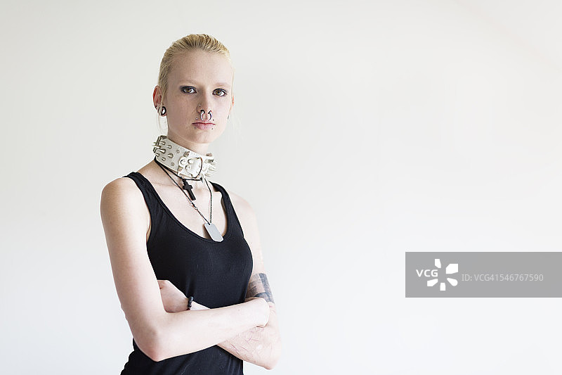 年轻的穿孔女性肖像图片素材