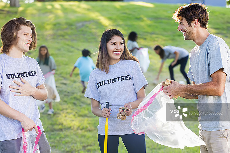 朋友们清理当地公园图片素材