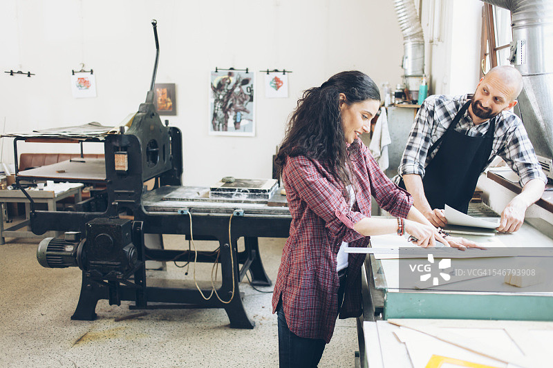 工人在印刷厂制作新图案图片素材