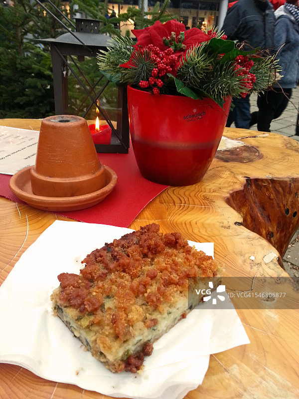 卡塞尔圣诞市场的烟熏咸肉馅饼小吃图片素材