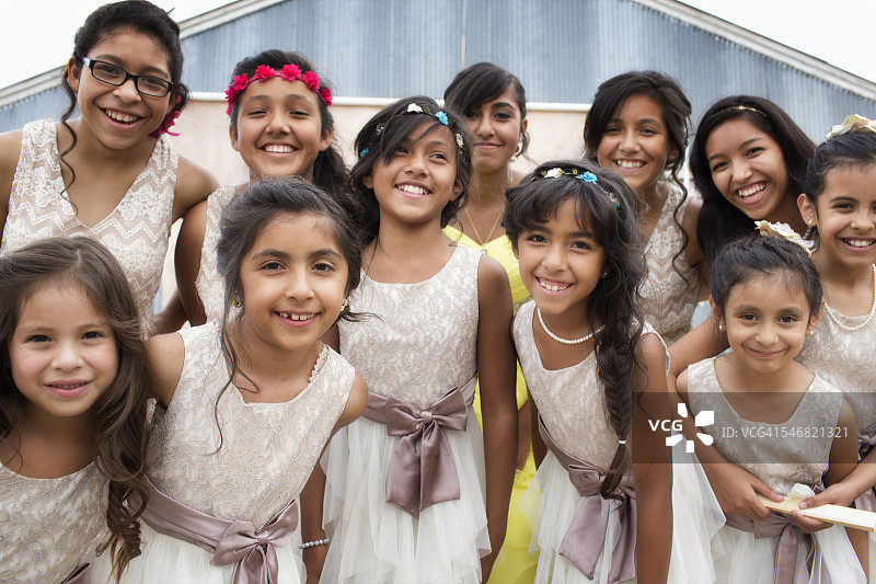 西班牙裔家庭庆祝成人礼的女孩们图片素材
