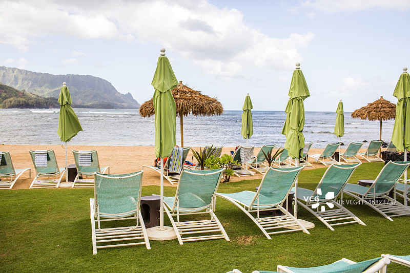 沙滩上的空甲板椅图片素材