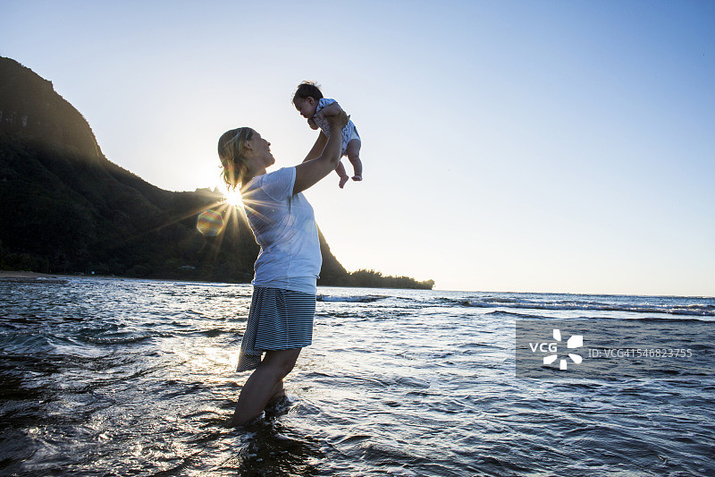 白人母亲抱着婴儿在海滩上图片素材