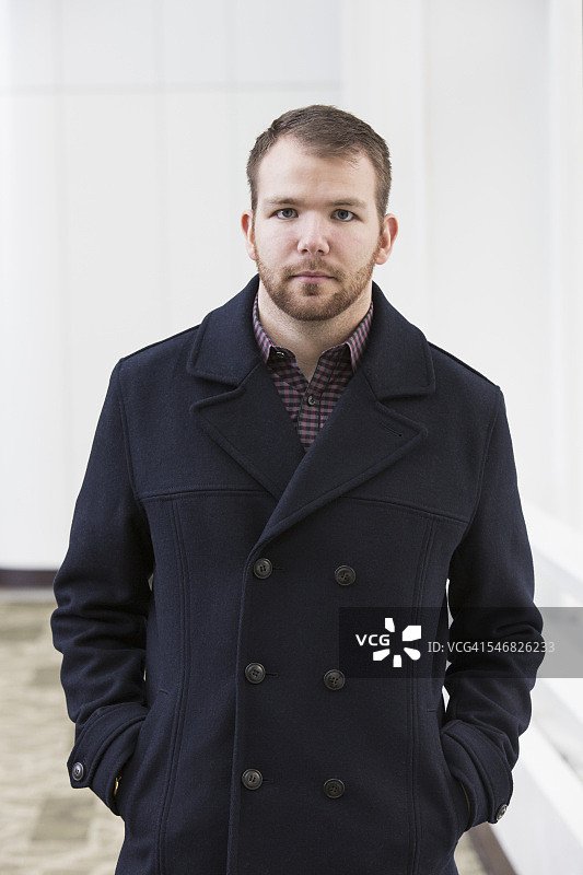 穿着羊毛大衣的白人商人图片素材