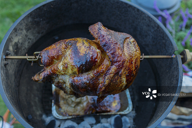烤肉架上烤鸡特写图片素材