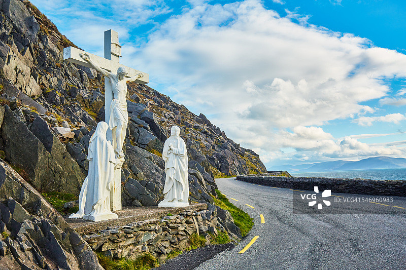 爱尔兰斯莱头路边的十字架图片素材