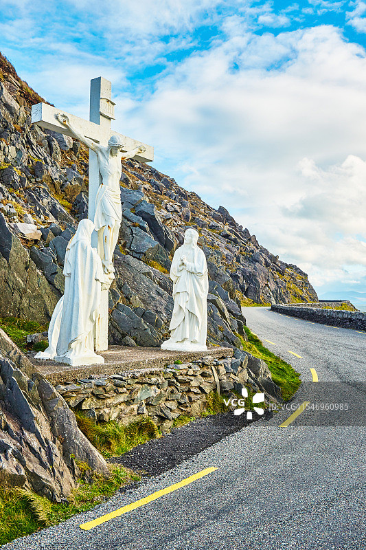 爱尔兰斯莱头路边的十字架图片素材