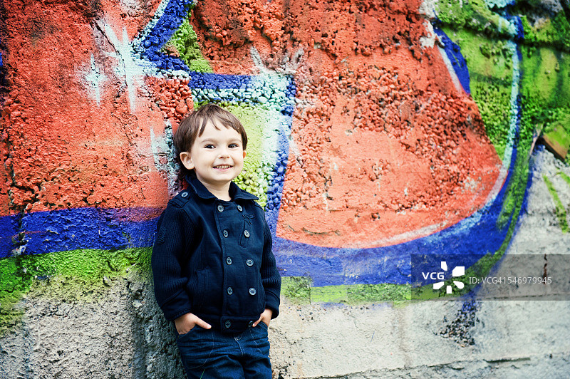 涂鸦墙前的男孩图片素材