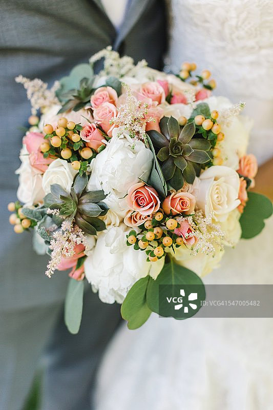 新娘、新郎与婚礼捧花图片素材
