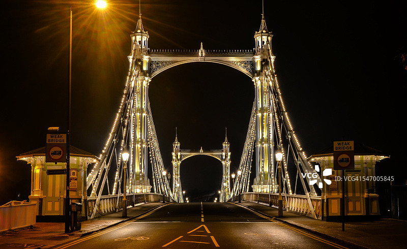英国伦敦：灯火辉煌的阿尔伯特桥景观图片素材