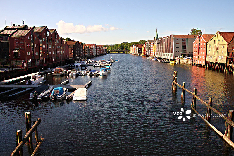 挪威特隆赫姆河畔小镇风光，停泊的船只图片素材