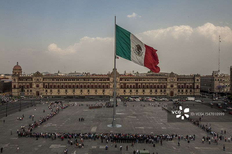 墨西哥城宪法广场和旗帜图片素材