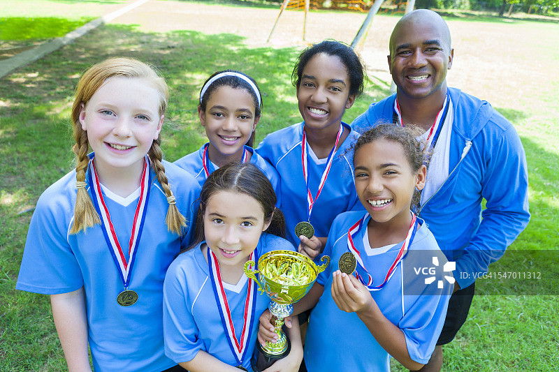获胜女子足球队与教练图片素材