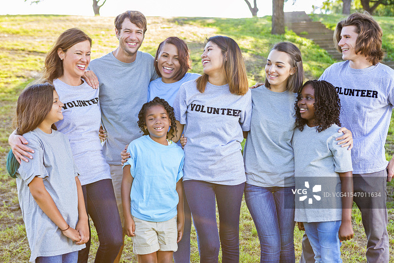 志愿者们欢笑合影图片素材