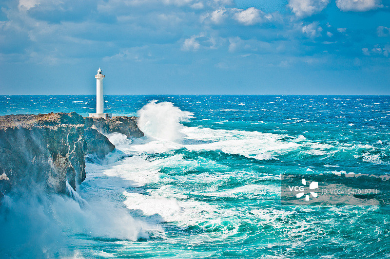 台风过后日本冲绳灯塔旁海浪拍打岩石图片素材