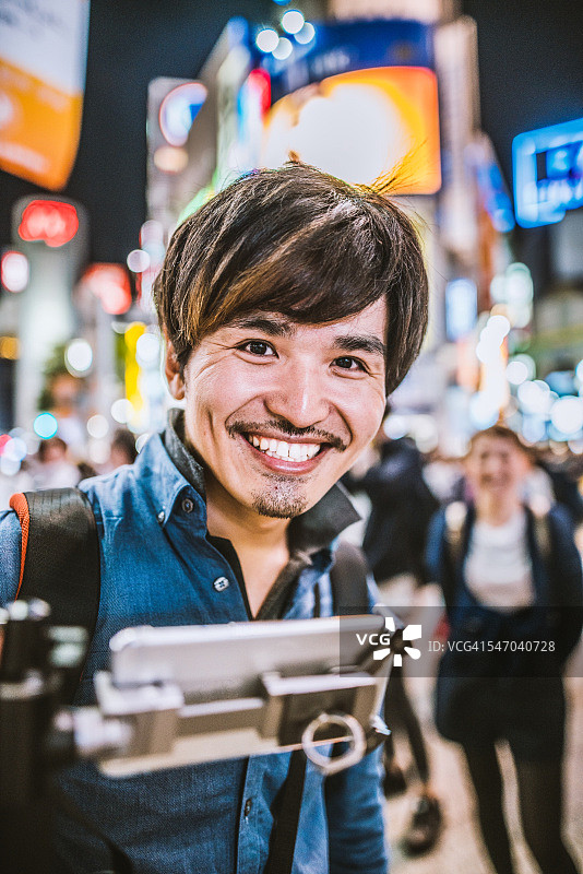 走在街上的日本男人图片素材