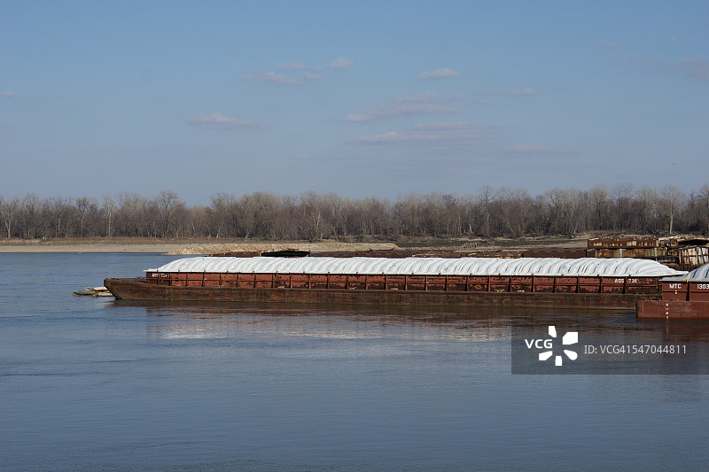 密西西比河岸边的驳船图片素材