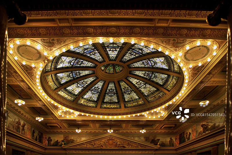 圆形大厅穹顶彩色玻璃图片素材