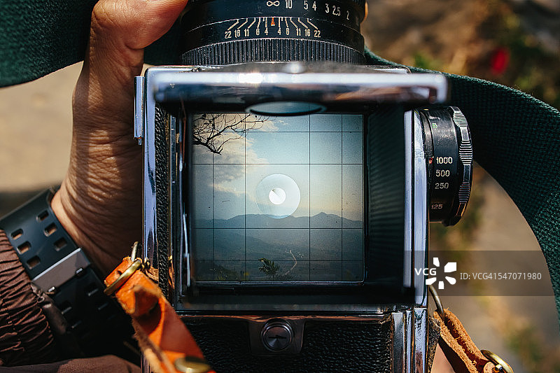 透过中画幅胶片相机取景器看到的风景图片素材