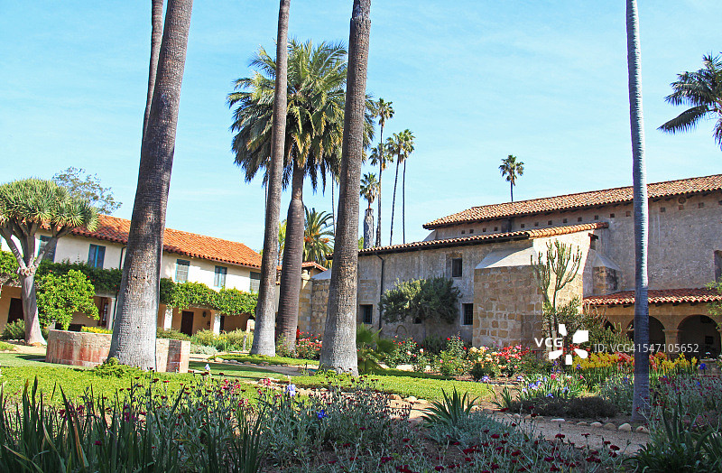 美国加利福尼亚州圣巴巴拉教堂庭院花园图片素材