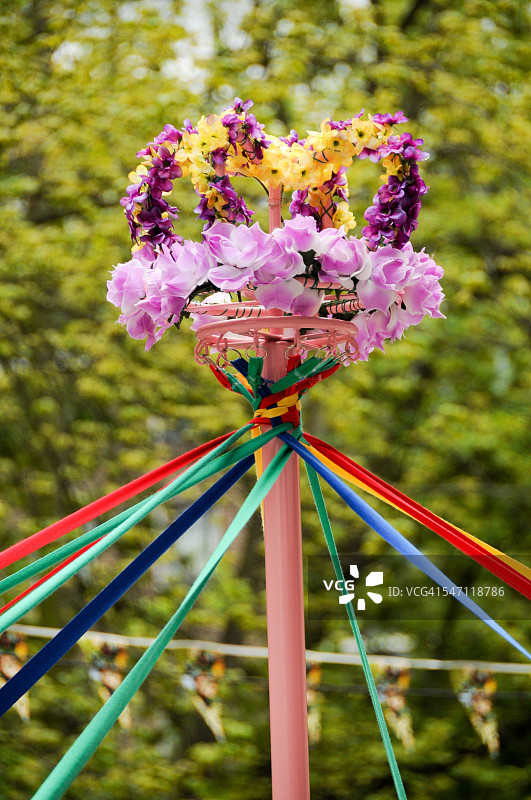 装饰五月柱的鲜花图片素材
